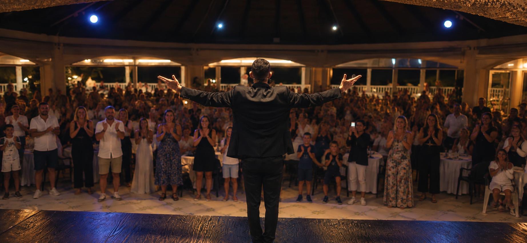 Ralgos sul palco davanti al pubblico che applaude