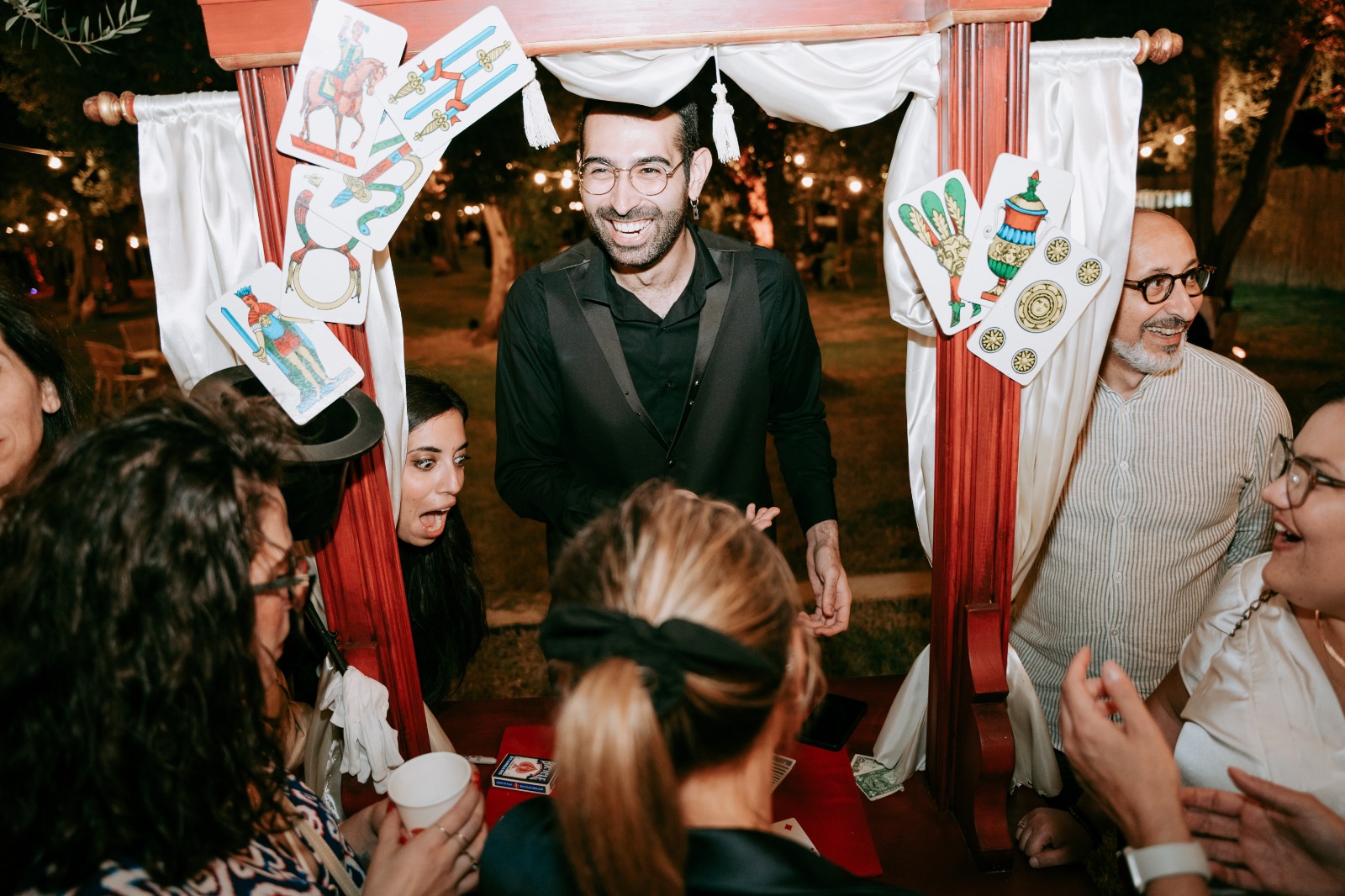 Pubblico coinvolto in una performance ravvicinata con Ralgos